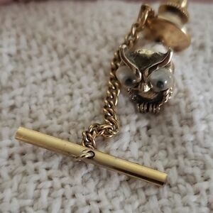 UNIQUE GOLD TONED GOOGLY EYED TIE PIN. NO MARKINGS. GOOD CONDITION